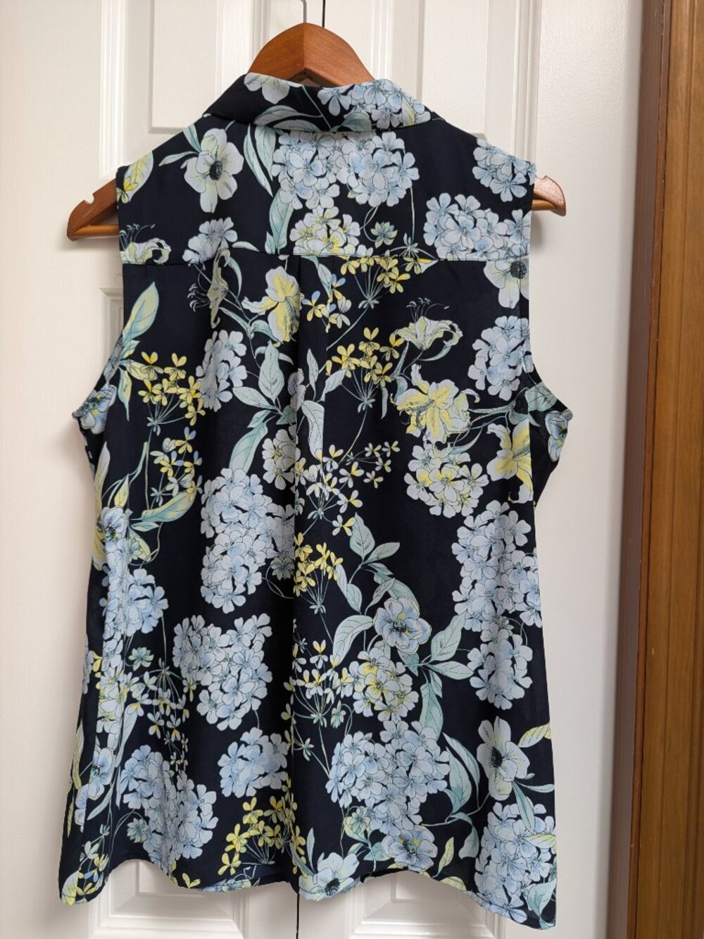 Karl Lagerfeld Paris Pearl Collar Floral Sleeveless Top - Blue Black - Large - Picture 2 of 6